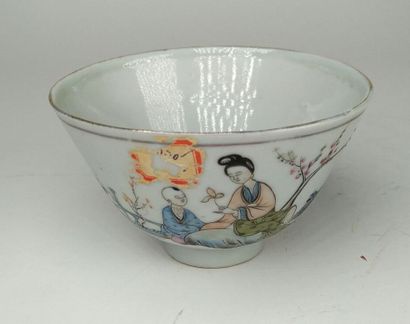 Service japonais en porcelaine, composé de...