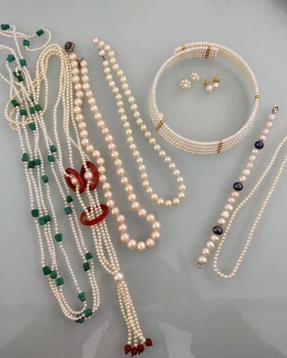 Lot of cultured pearl jewelry, water pearls...