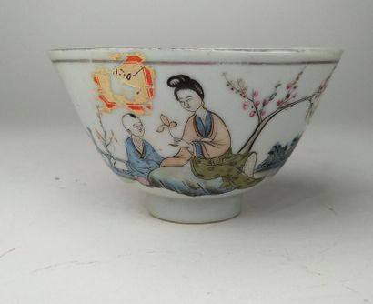 Service japonais en porcelaine, composé de...