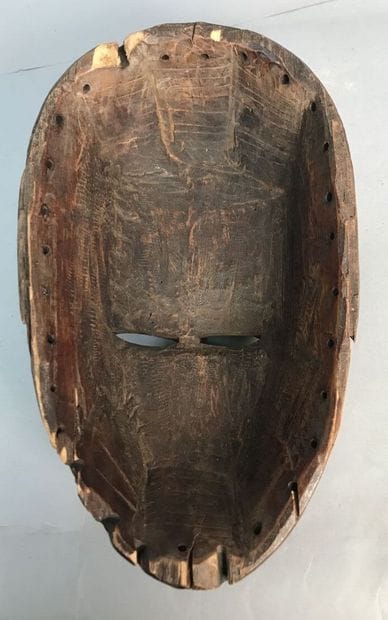 De style du Nigeria (?).
Masque en bois sculpté...