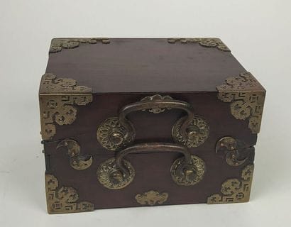 Petit coffret en bois exotique et métal
(rayures...