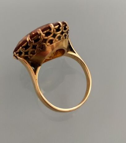 Ring in 18k yellow gold set with a round...