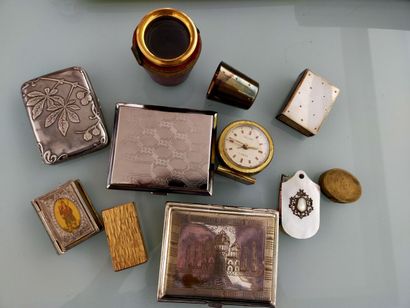 Lot d'objets de vitrine : étuis à cigarettes,...