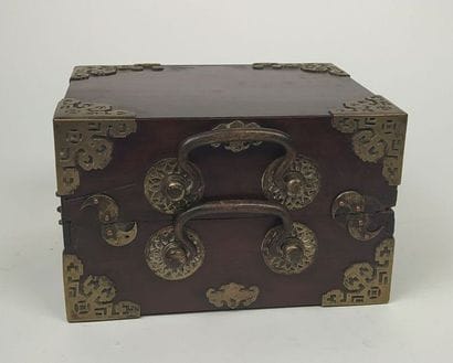 Petit coffret en bois exotique et métal
(rayures...