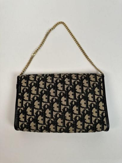 CHRISTIAN DIOR
Shoulder bag with chain in...