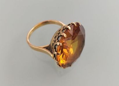 Ring in 18k yellow gold set with a round...