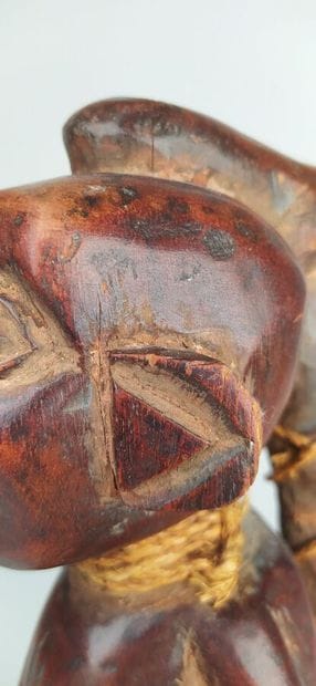 Une sculpture africaine 
Haut. : 30 cm ;...