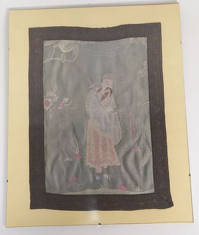 CHINE
Broderie sur soie : lettré
Haut. :...