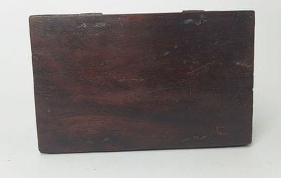 Petit coffret en bois exotique et métal
(rayures...