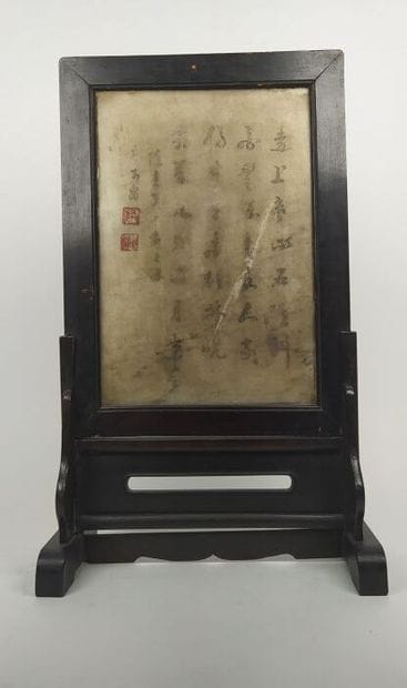 CHINE
Ecran de table en pierre dure représentant...