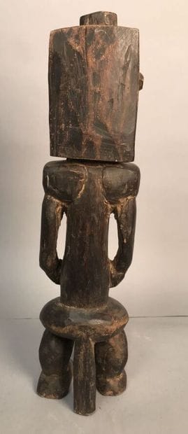 Statuette de femme en bois sculpté à patine...