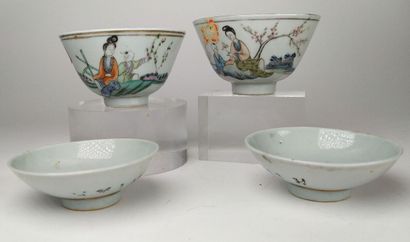 Service japonais en porcelaine, composé de...