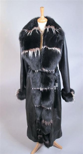Italian work
Long black leather coat, collar,...