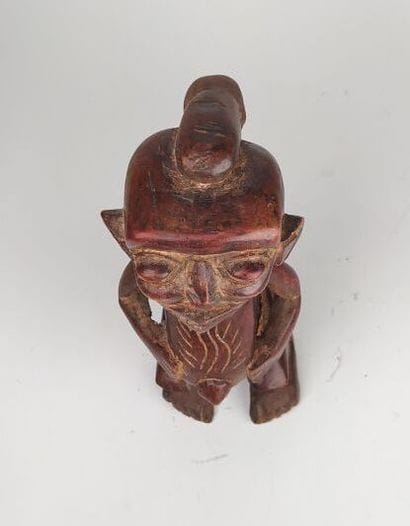 Une sculpture africaine 
Haut. : 30 cm ;...