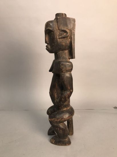 Statuette de femme en bois sculpté à patine...
