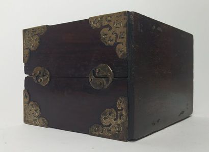 Petit coffret en bois exotique et métal
(rayures...