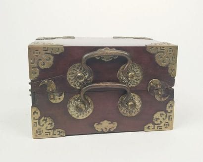 Petit coffret en bois exotique et métal
(rayures...
