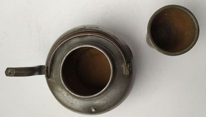 Ensemble de trois céramiques, dont : 
Un...