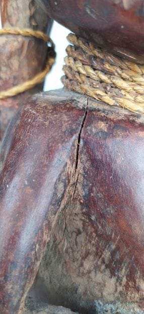 Une sculpture africaine 
Haut. : 30 cm ;...