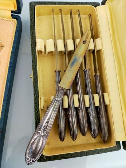 Box of four hors d'oeuvre cutlery with silver...