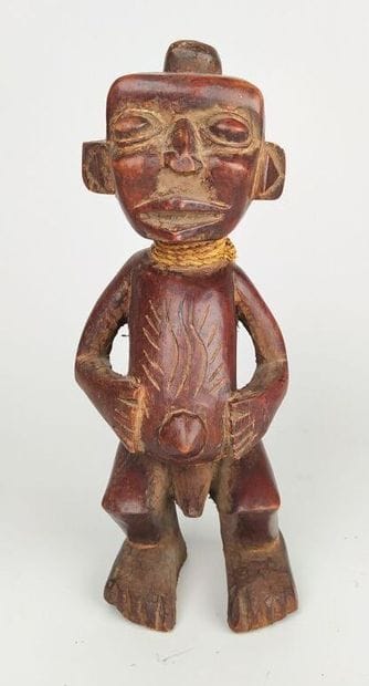 Une sculpture africaine 
Haut. : 30 cm ;...