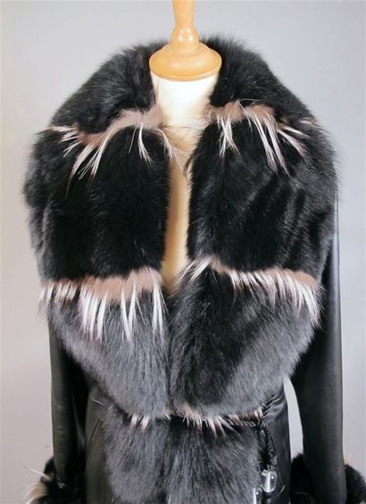 Italian work
Long black leather coat, collar,...