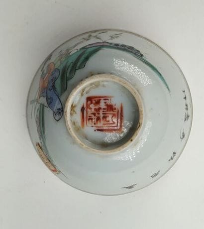 Service japonais en porcelaine, composé de...