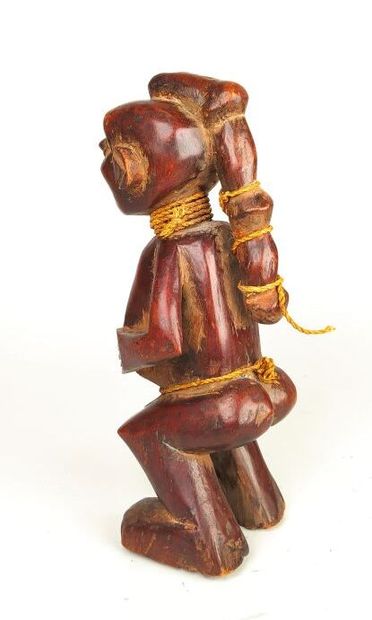 Une sculpture africaine 
Haut. : 30 cm ;...