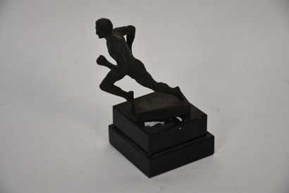 RUNNING
Long distance runner.
Sculpture in...