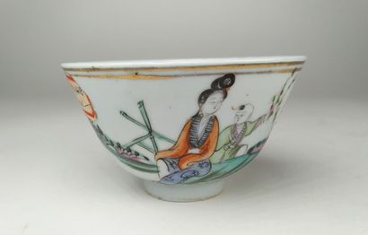 Service japonais en porcelaine, composé de...
