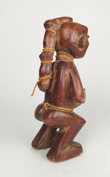 Une sculpture africaine 
Haut. : 30 cm ;...