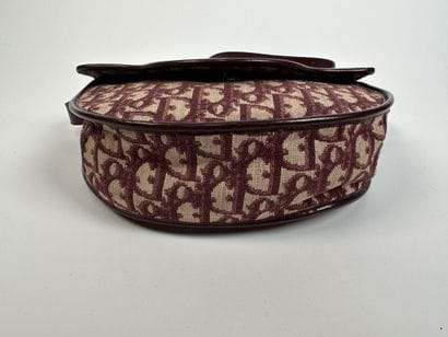 CHRISTIAN DIOR
Shoulder bag in signed canvas...
