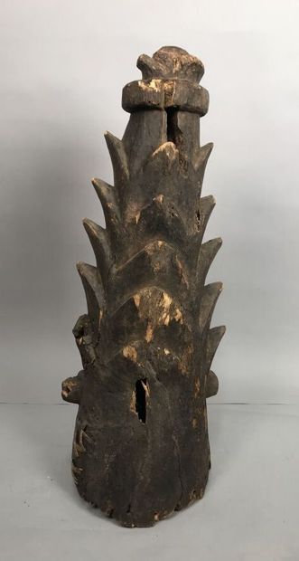 Masque casque en bois sculpté et teinté.
Haut....
