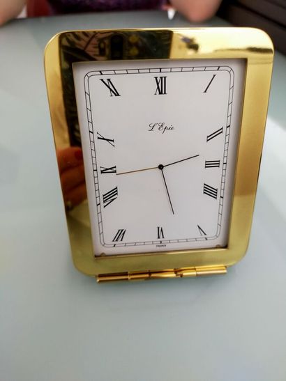 THE EPEE
Rectangular travel alarm clock in...