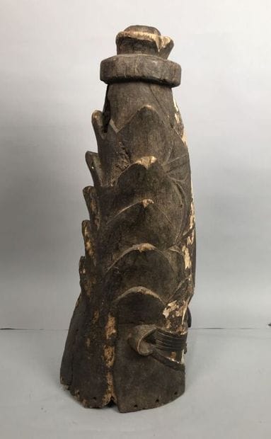 Masque casque en bois sculpté et teinté.
Haut....