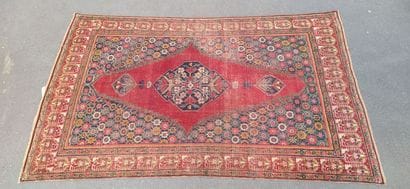 Tapis MELAYER à fond fleuri à décor d'un...