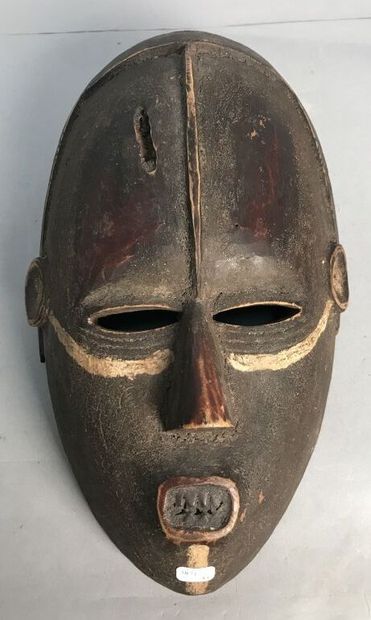 De style du Nigeria (?).
Masque en bois sculpté...