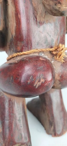 Une sculpture africaine 
Haut. : 30 cm ;...