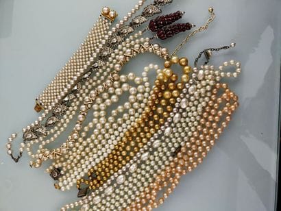 Lot of fancy pearl necklaces