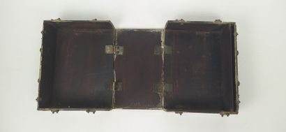 Petit coffret en bois exotique et métal
(rayures...