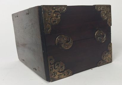 Petit coffret en bois exotique et métal
(rayures...