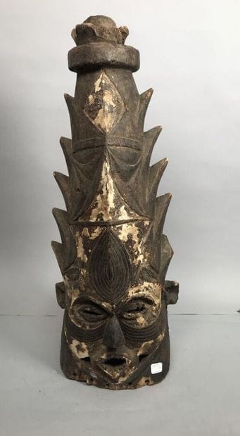 Masque casque en bois sculpté et teinté.
Haut....