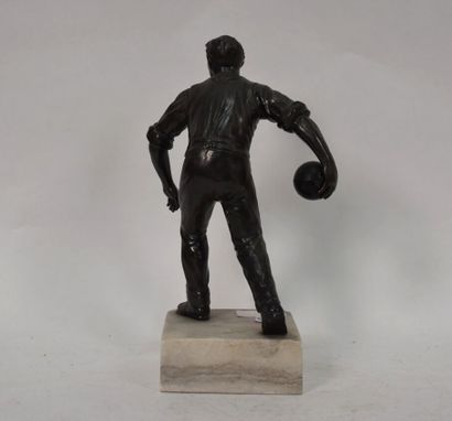 BOWLING GAMES.
Bowling player.
Sculpture...