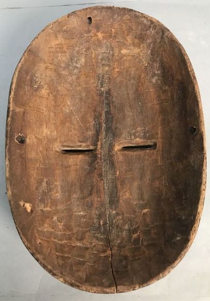 De style du Gabon.
Masque en bois sculpté...