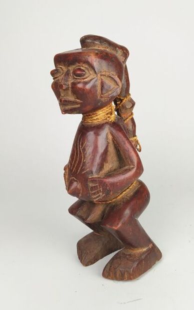 Une sculpture africaine 
Haut. : 30 cm ;...