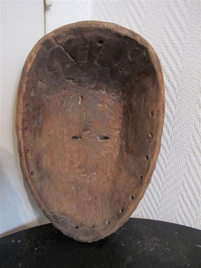 De style du Gabon. Masque sculpté et teinté,...