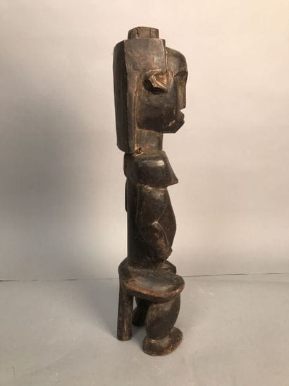 Statuette de femme en bois sculpté à patine...