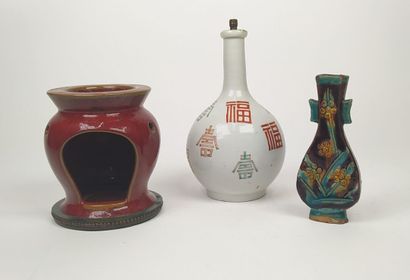 Ensemble de trois céramiques, dont : 
Un...