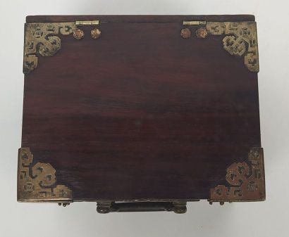 Petit coffret en bois exotique et métal
(rayures...