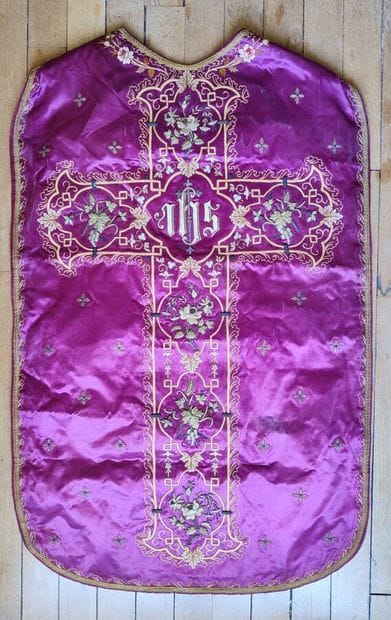 Chasuble pourpre en soie brodée 